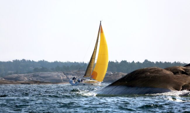 Segelbåt i skärgården. Textila båtinredningar